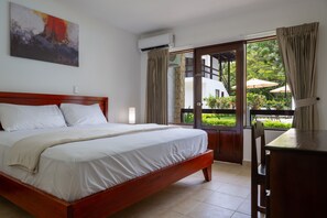 Standard Room Plus 1 King Bed | In-room safe, desk, bed sheets - Fuego del Sol Beachfront Hotel (Jacó)