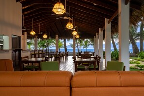 On the beach, beach umbrellas, beach towels - Fuego del Sol Beachfront Hotel (Jacó)