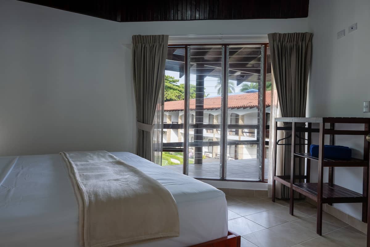 In-room safe, desk, bed sheets