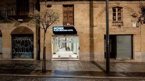 A building with a sign for 'Ikonik Plaza Mercado Hotel'. - Ikonik Plaza Mercado (Salamanca)