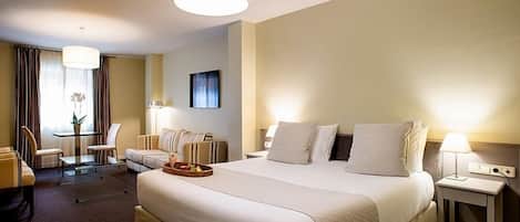 1 chambre, minibar, coffres-forts dans les chambres, bureau