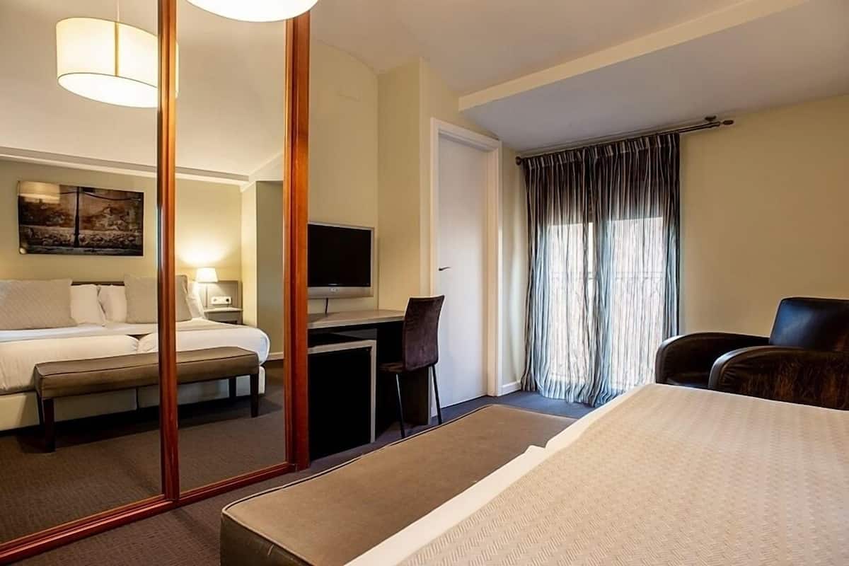 1 dormitorio, minibar, caja fuerte y escritorio