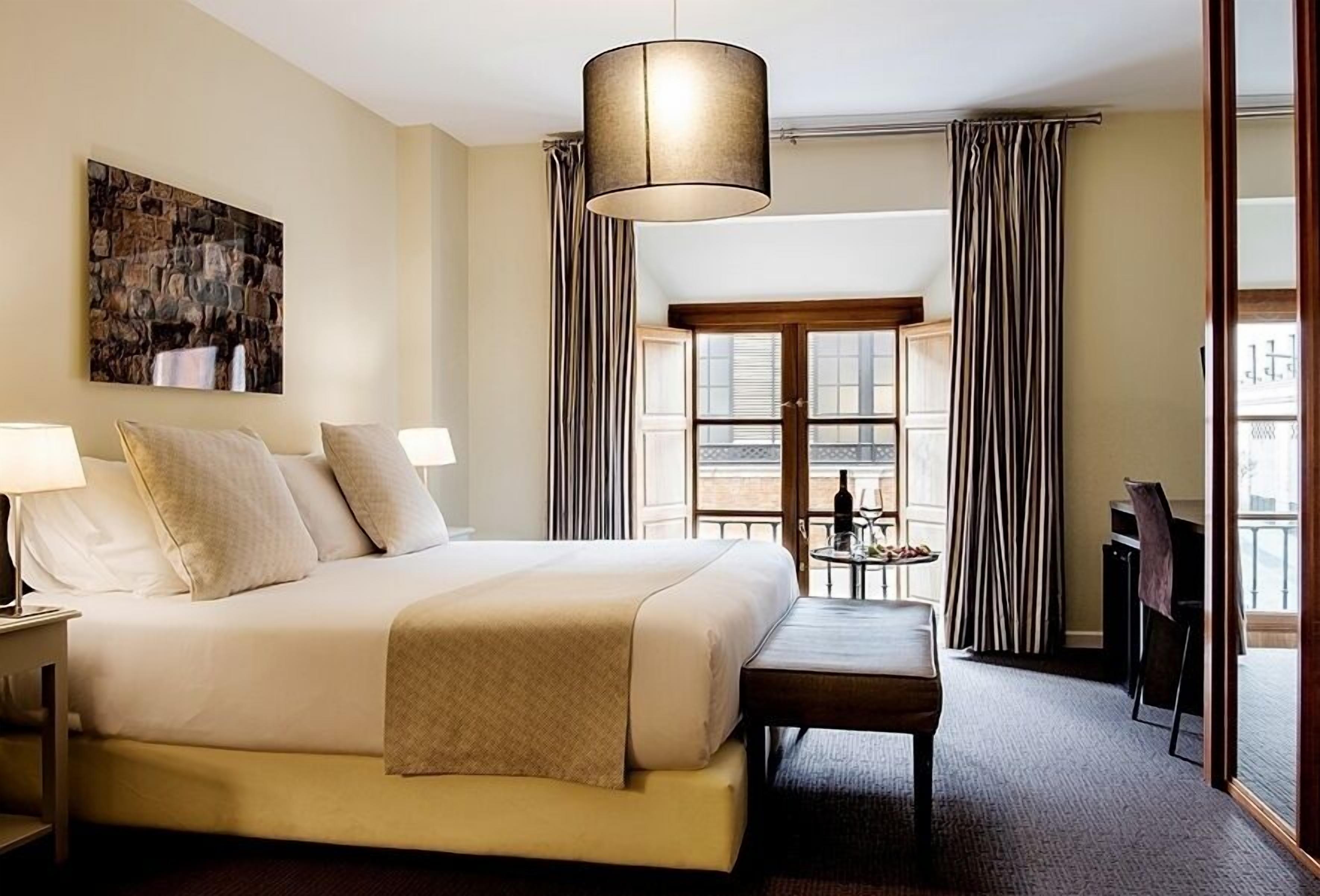 double room | 1 bedroom, minibar, in-room safe, desk