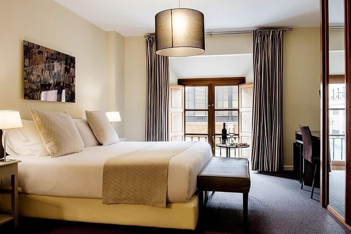 double room | 1 bedroom, minibar, in-room safe, desk