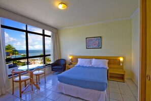 Minibar, caja fuerte, cortinas opacas