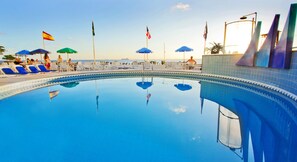 室外游泳池,池畔遮阳伞,日光浴躺椅