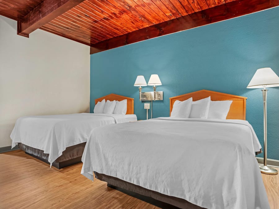 Quarto, 2 camas Queen, para não fumantes | Escrivaninha, cortinas blackout, Wi-Fi de cortesia, roupa de cama
