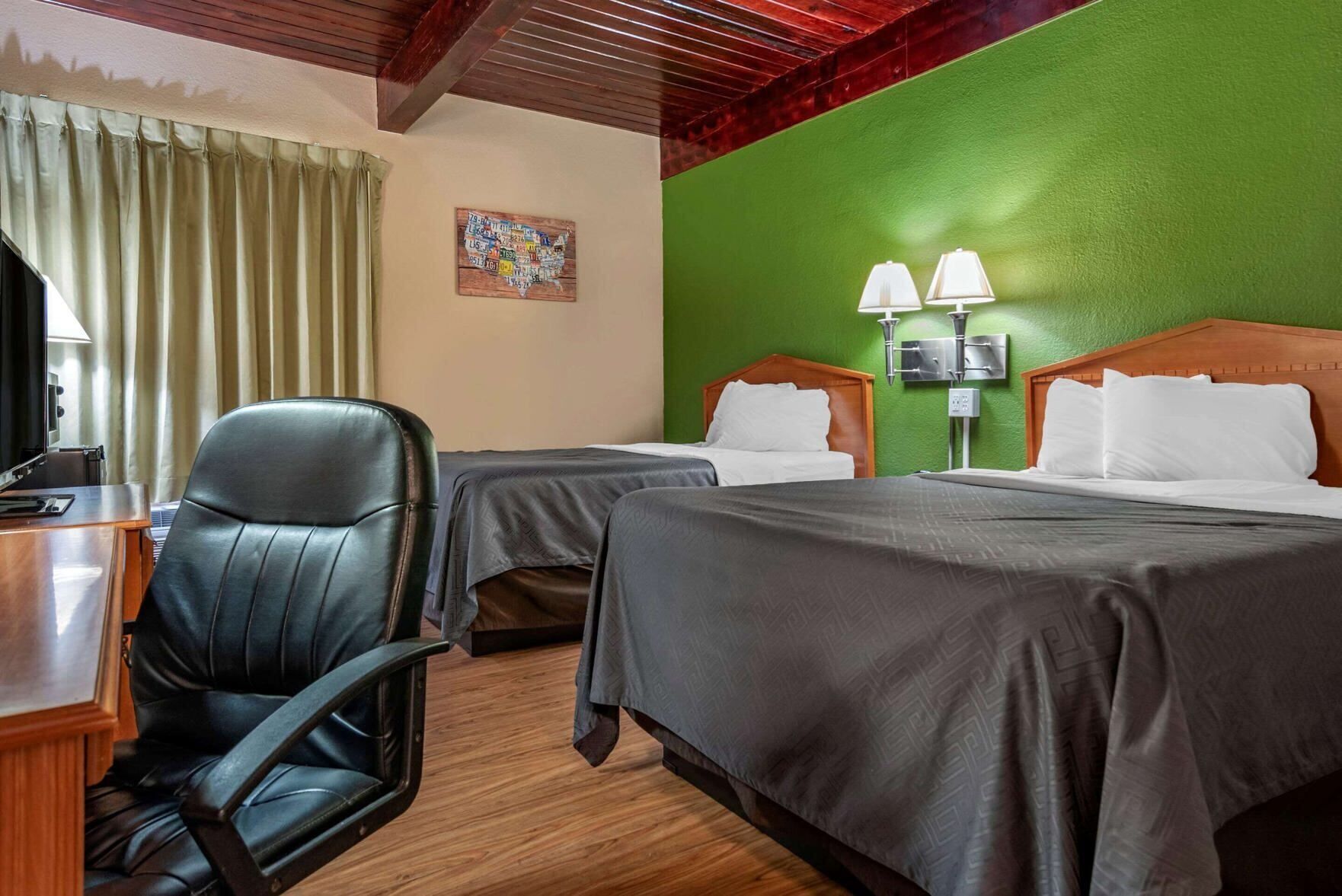 Escritorio, cortinas blackout, wifi gratis y ropa de cama 