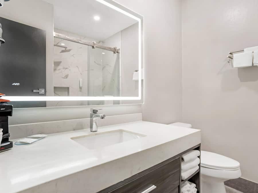 Quarto, 2 camas Queen, para não fumantes | Escrivaninha, cortinas blackout, Wi-Fi de cortesia, roupa de cama