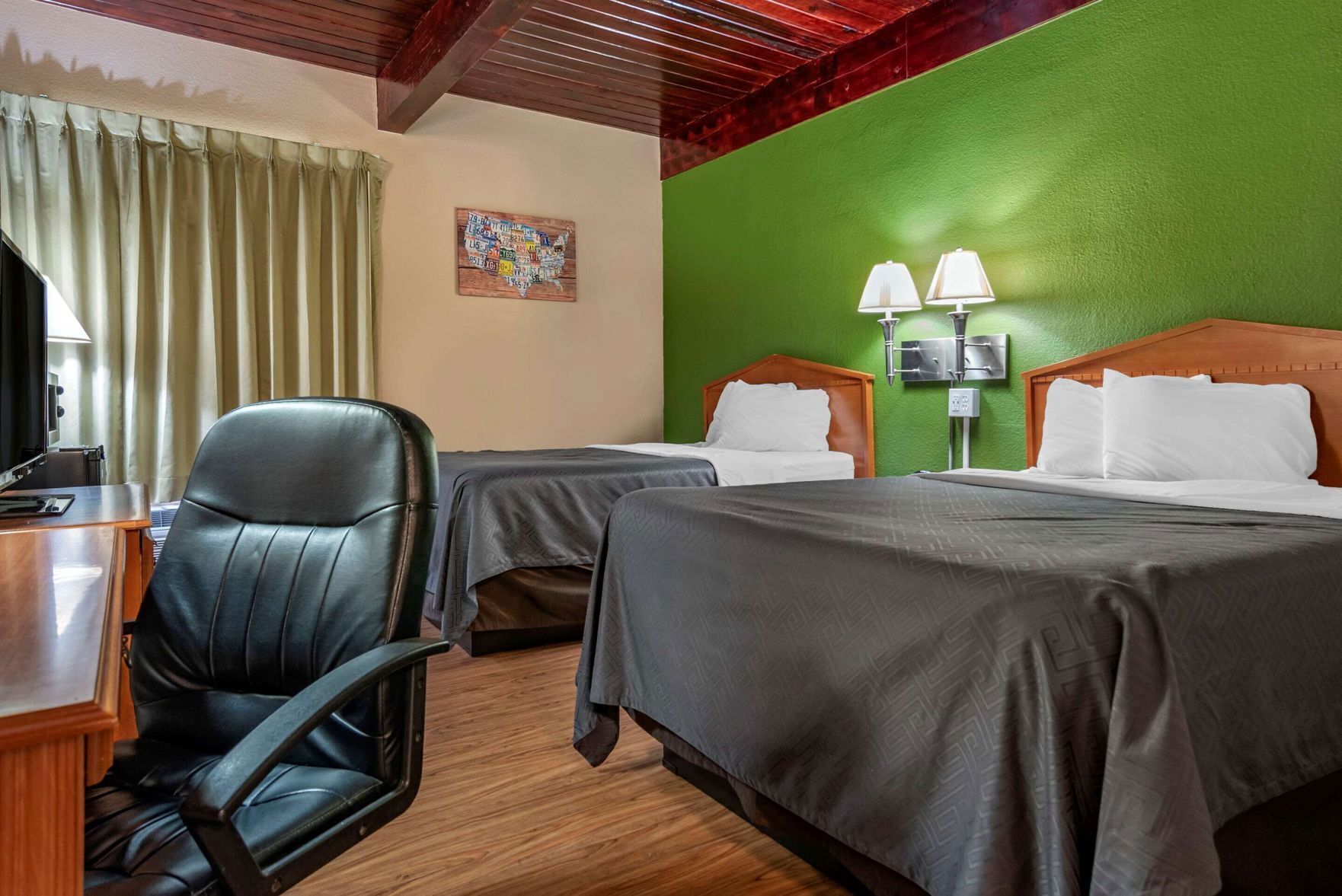 Escritorio, cortinas blackout, wifi gratis y ropa de cama 