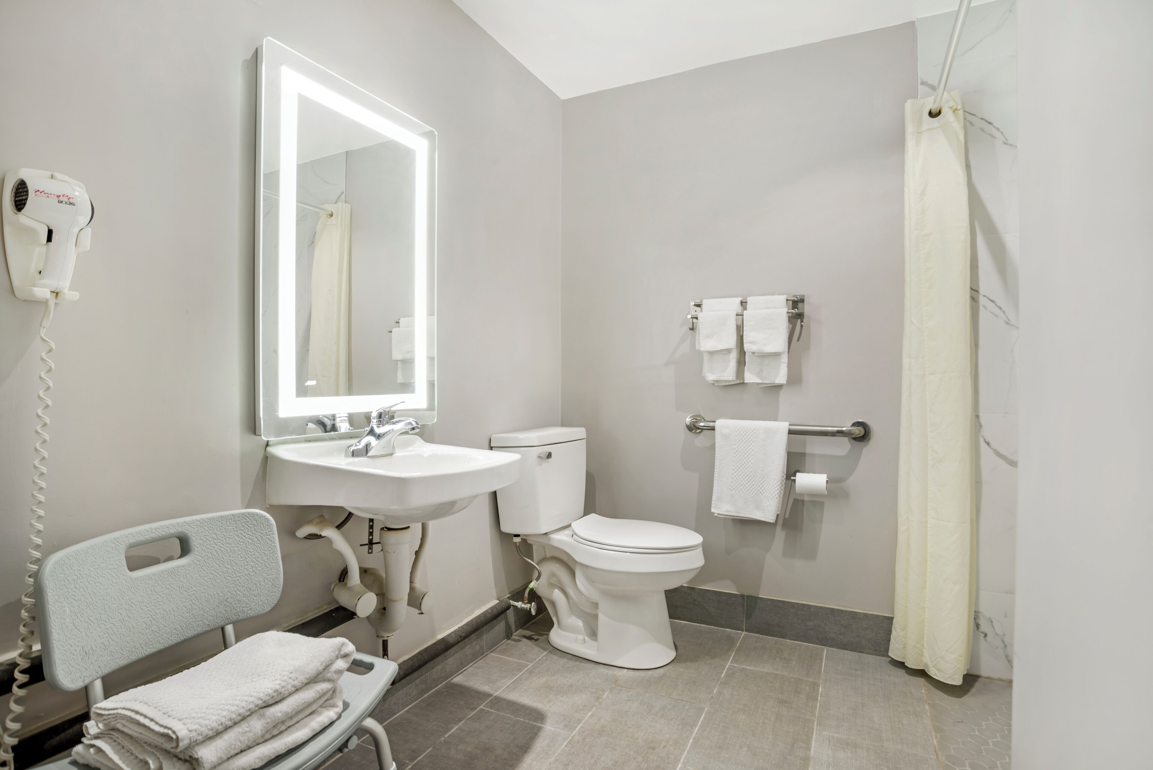 Chambre, 2 lits doubles, accessible aux personnes à mobilité réduite, non-fumeurs | Bureau, rideaux occultants, Wi-Fi gratuit, draps fournis