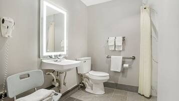Chambre, 2 lits doubles, accessible aux personnes à mobilité réduite, non-fumeurs | Bureau, rideaux occultants, Wi-Fi gratuit, draps fournis