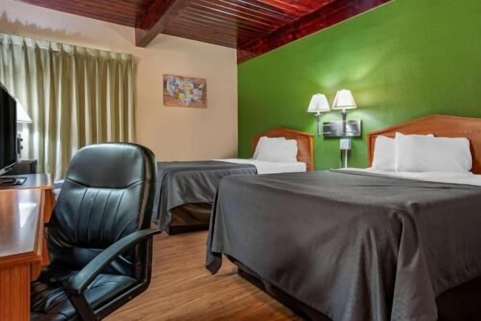 Escritorio, cortinas blackout, wifi gratis y ropa de cama 