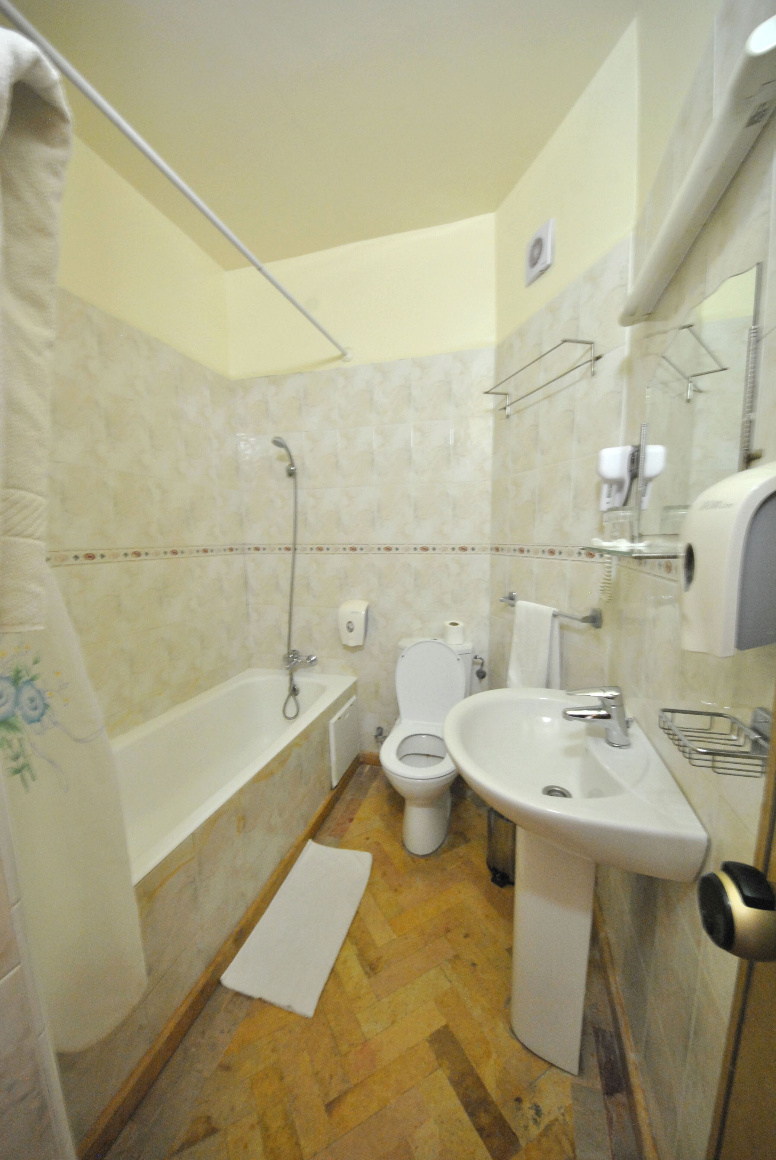 Un baño con bañera, inodoro y lavabo.