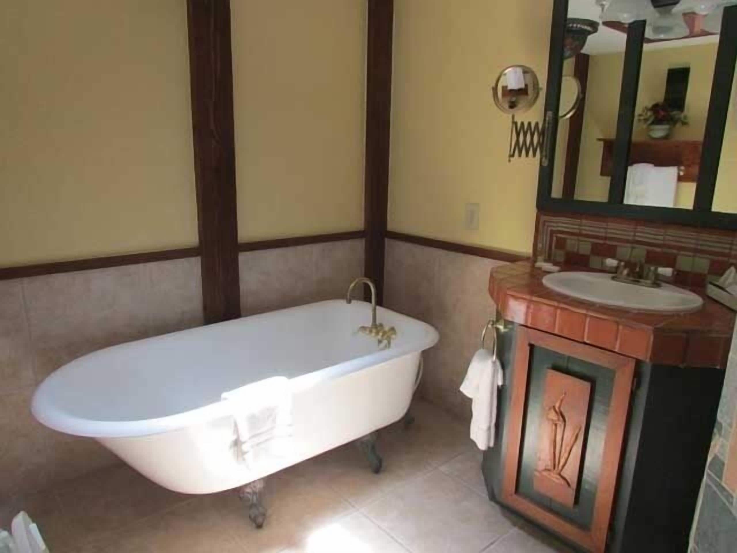 studio | bathroom | combined shower/bathtub, free toiletries, hair dryer, towels