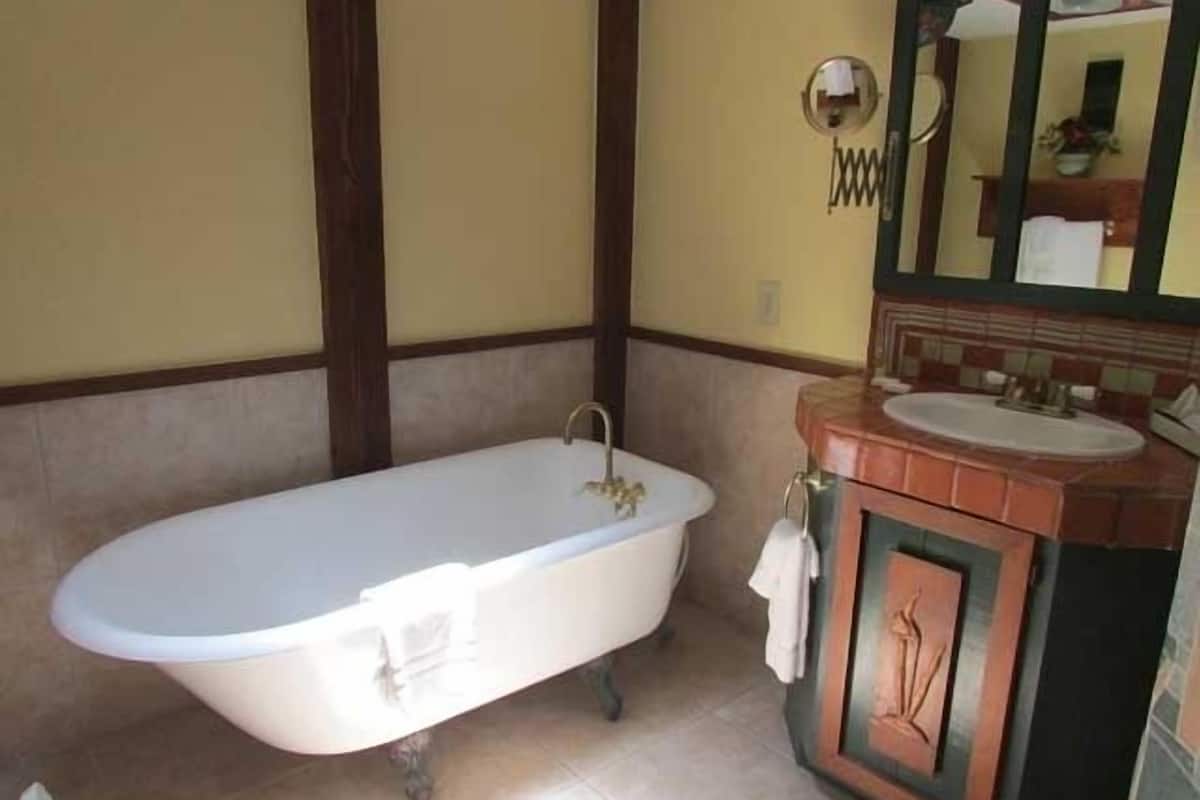 studio | bathroom | combined shower/bathtub, free toiletries, hair dryer, towels