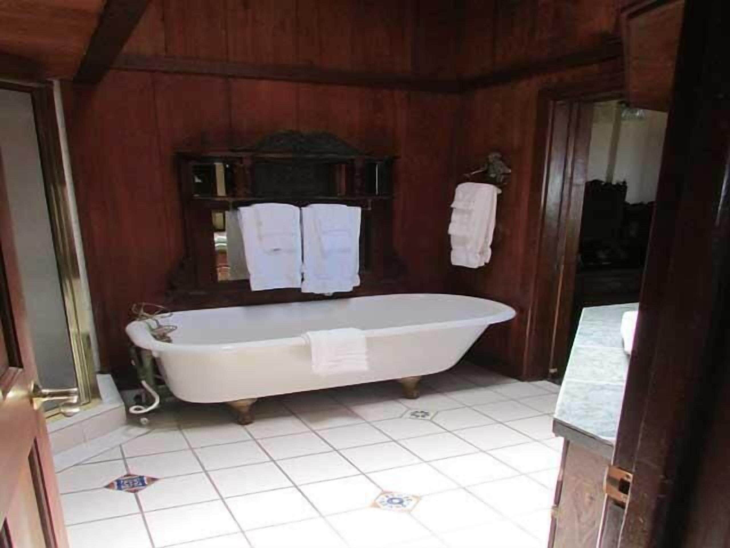 studio | deep-soaking bathtub