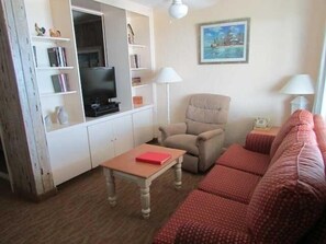 Studio | Oppholdsområde | En 30-tommers LCD-TV med kabel-kanaler samt TV og DVD-spiller