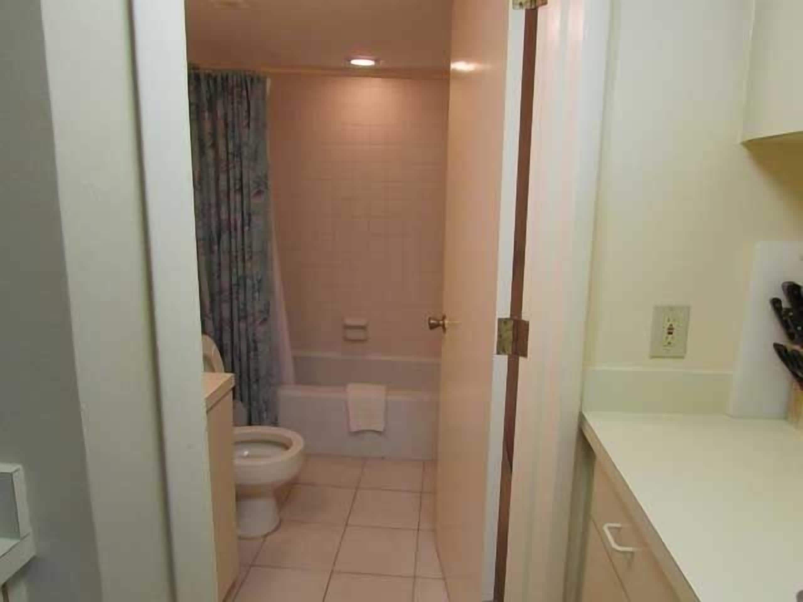 studio | bathroom | combined shower/bathtub, free toiletries, hair dryer, towels