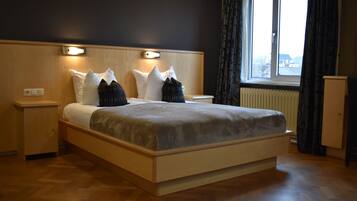 Superior kamer, 1 twee- of 2 eenpersoonsbedden | Een kluis op de kamer, individueel gedecoreerd, een bureau