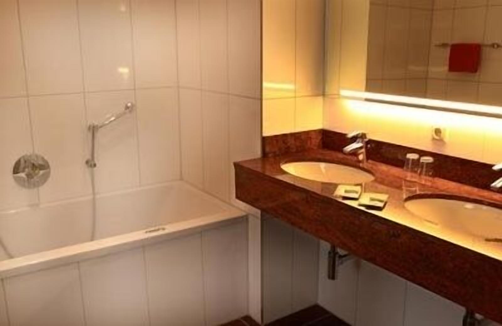 Baño | Artículos de higiene personal gratuitos y toallas