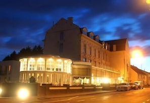 Bagian depan properti - sore/malam