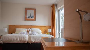 Deluxe Family Room | Cofres nos quartos, Wi-Fi de cortesia, roupa de cama