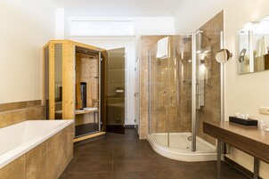 Villa Apartment | Banheiro | Produtos de toalete grátis, secador de cabelo, toalhas de banho 