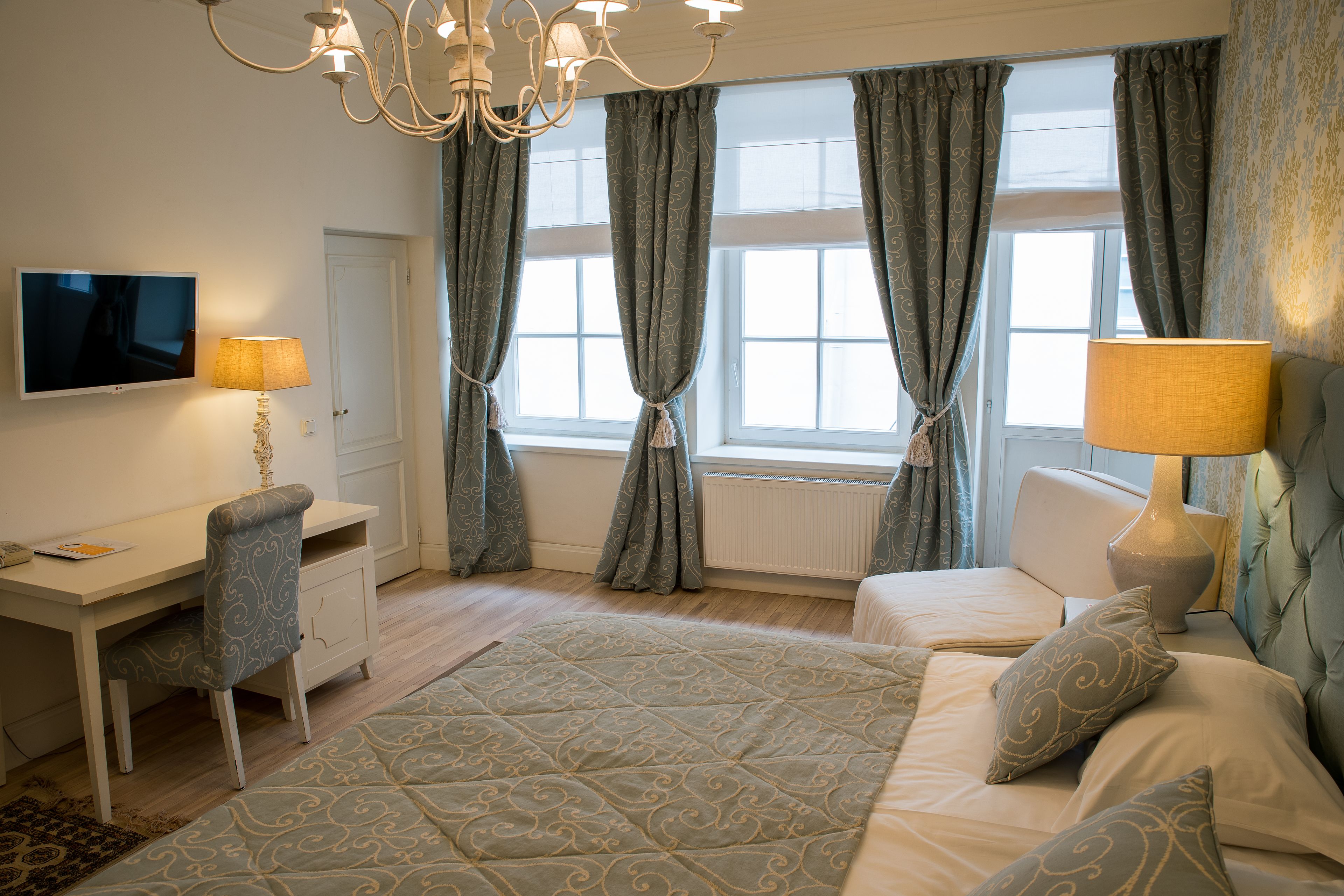 Habitación superior | Caja de seguridad en la habitación y decoración personalizada 