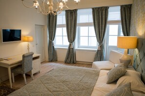 高级房 | 客房内保险箱、特色装修、特色家居、办公桌