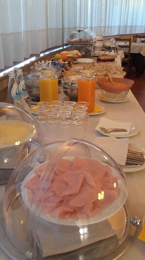 Frokostbuffé hver dag (EUR 4 per person)