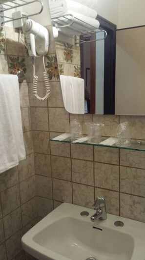 Shower, free toiletries, hair dryer, bidet