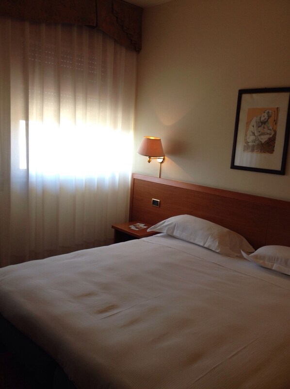 Hochwertige Bettwaren, Schreibtisch, Bügeleisen/Bügelbrett