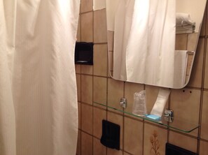 Douche, articles de toilette gratuits, sèche-cheveux, bidet