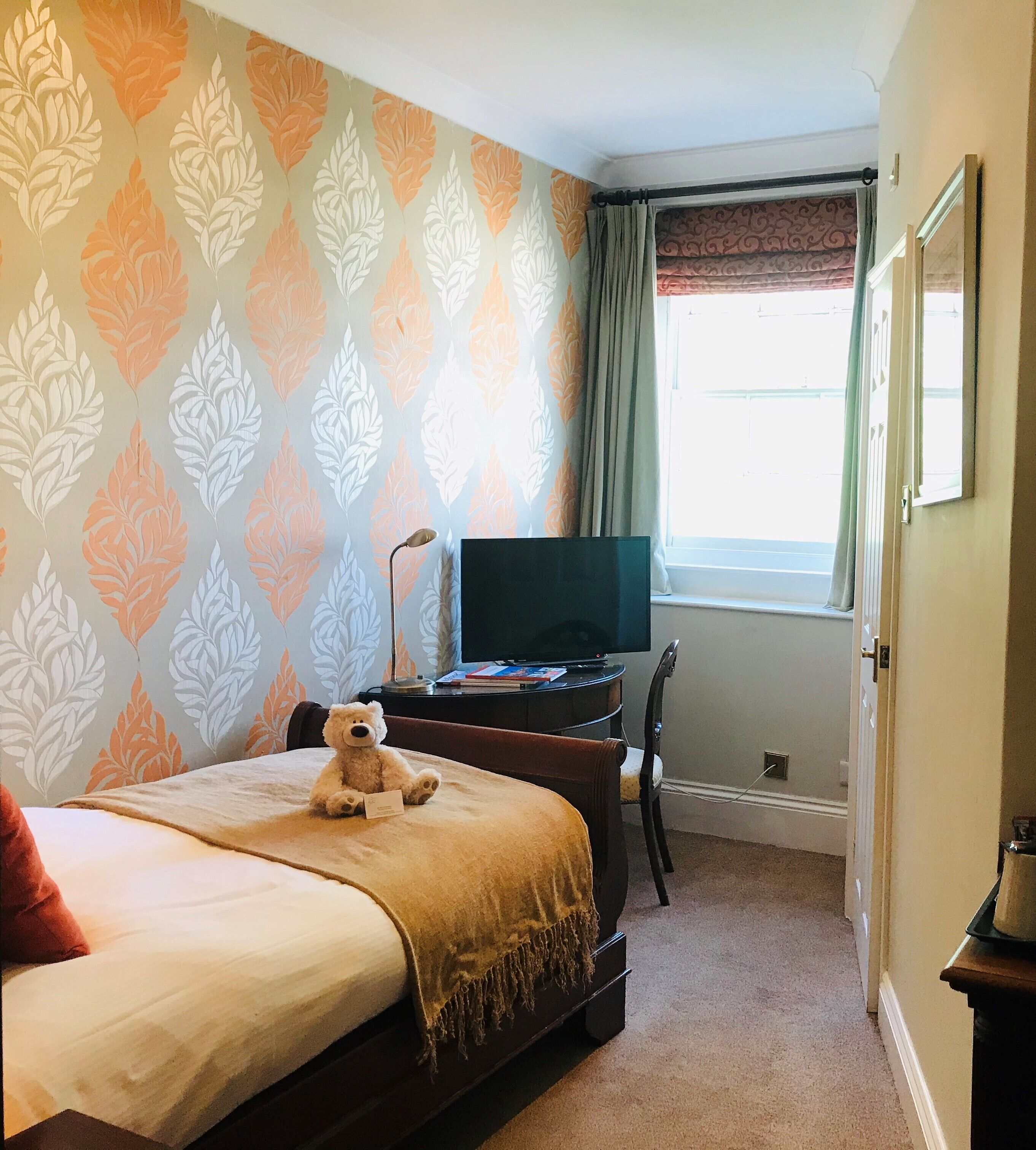 single room | egyptian cotton sheets, premium bedding, pillow-top beds, desk