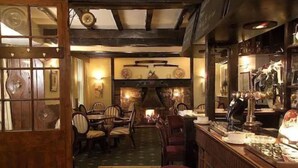 Lounge - Crown and Cushion (Chipping Norton)