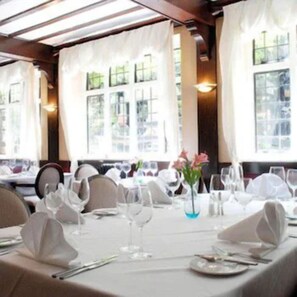 供应早餐、午餐和晚餐