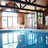 Una piscina techada, una piscina al aire libre