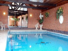 Una piscina techada, una piscina al aire libre