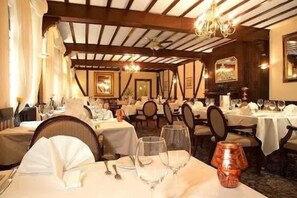 Breakfast, lunch, dinner and brunch served  - Crown and Cushion (Chipping Norton)