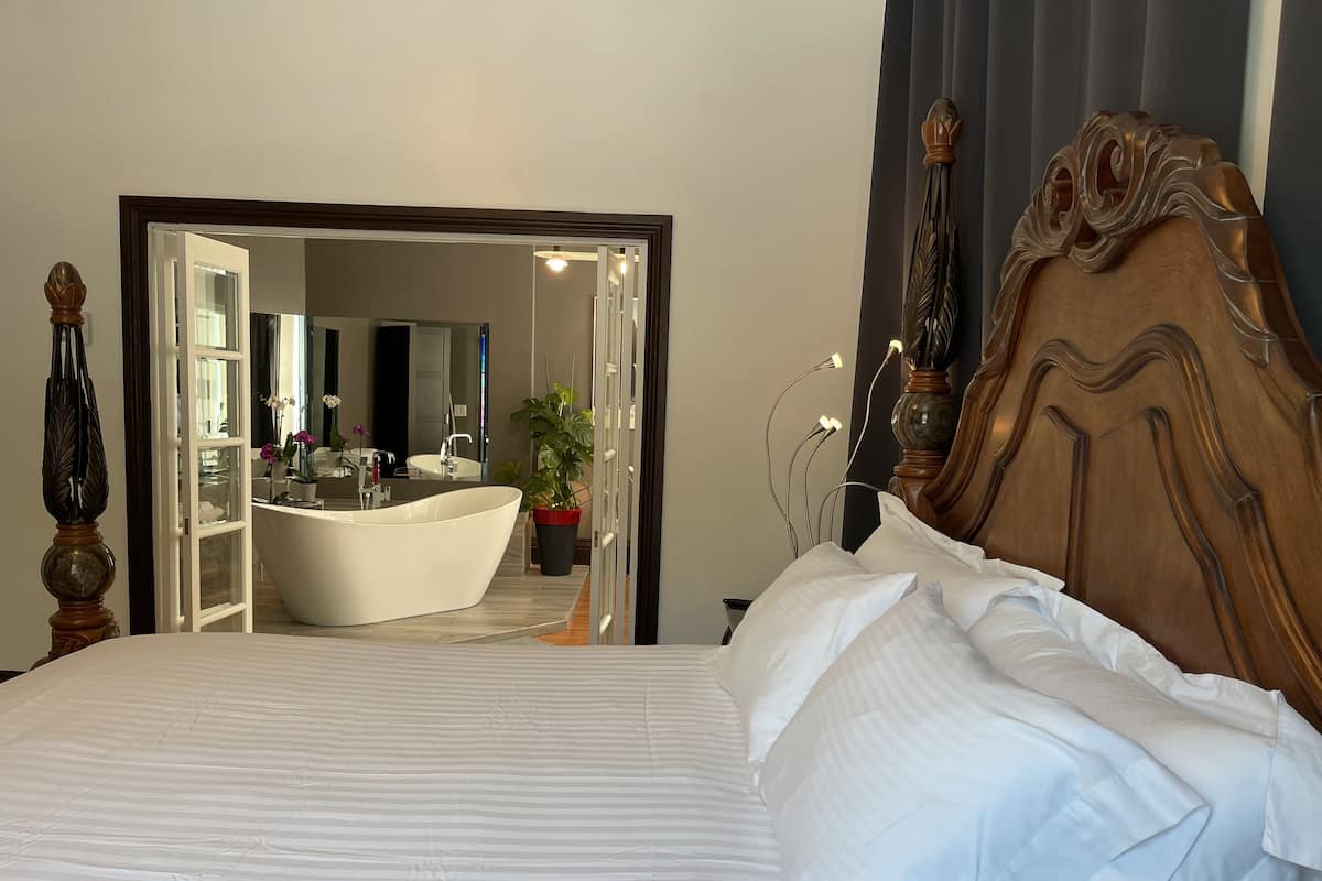 Deluxe Room, 1 King Bed | Egyptian cotton sheets, premium bedding, desk, laptop workspace