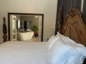 Habitación Deluxe, 1 cama King size | Sábanas de algodón egipcio, ropa de cama de alta calidad y escritorio