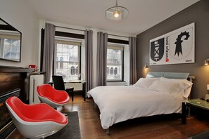 Egyptian cotton sheets, premium bedding, desk, laptop workspace - Swiss Hotel (Ottawa)