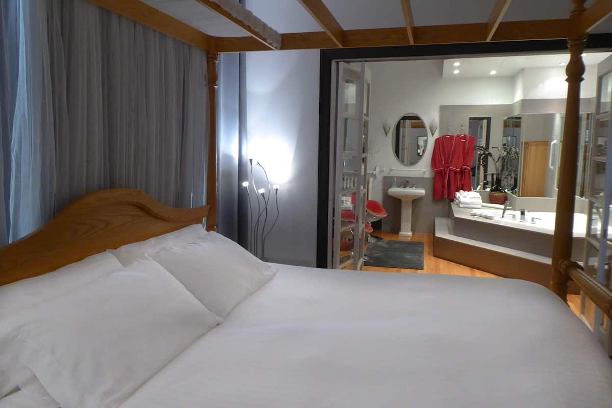 Romantic Suite, Jetted Tub | Egyptian cotton sheets, premium bedding, desk, laptop workspace