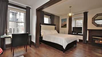 Deluxe Room, 1 Queen Bed, Fireplace