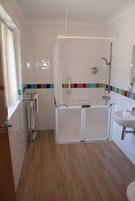 Un baño con ducha, inodoro y lavamanos.