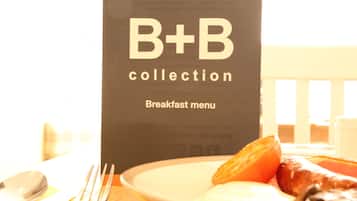 Un menú de desayuno titulado “B+B collection” con un plato de comida que incluye tostadas, salchicha y huevos.