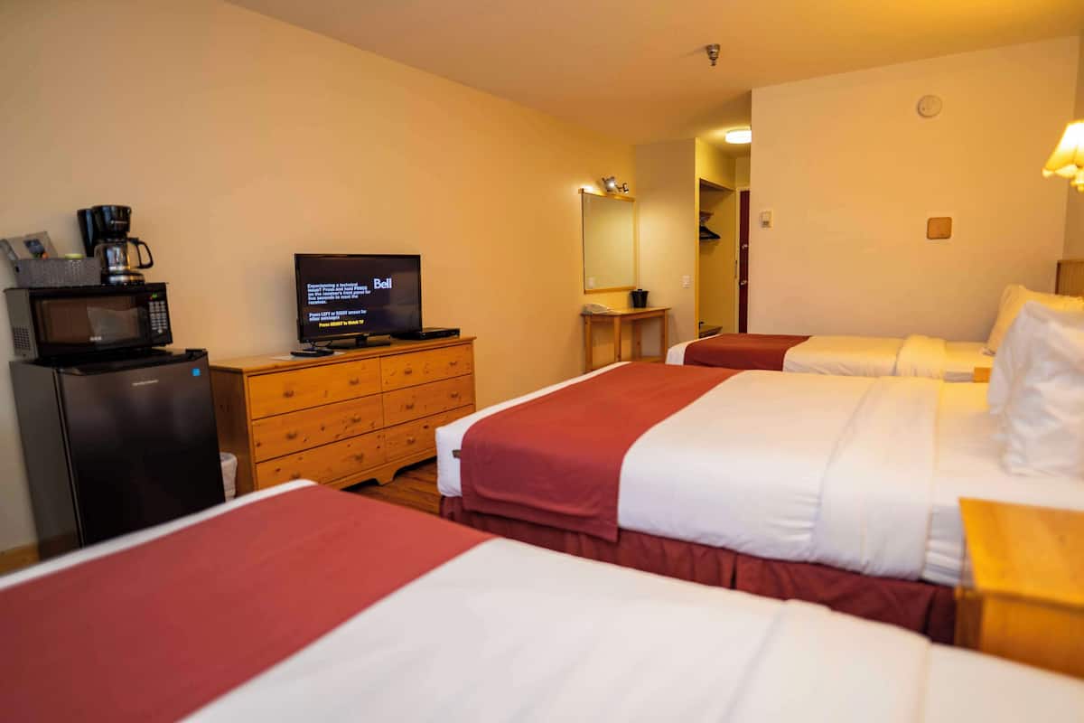 客房, 多张床, 无烟房 (1 Queen, 2 Twin Beds) | 办公桌、熨斗/熨板、免费 WiFi、闹钟