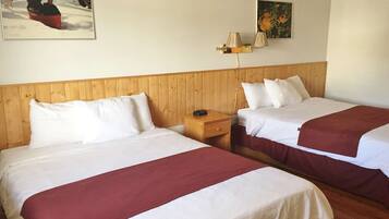 Phòng, 2 giường cỡ queen, không hút thuốc | Bàn, bàn ủi/dụng cụ ủi quần áo, truy cập Internet không dây miễn phí