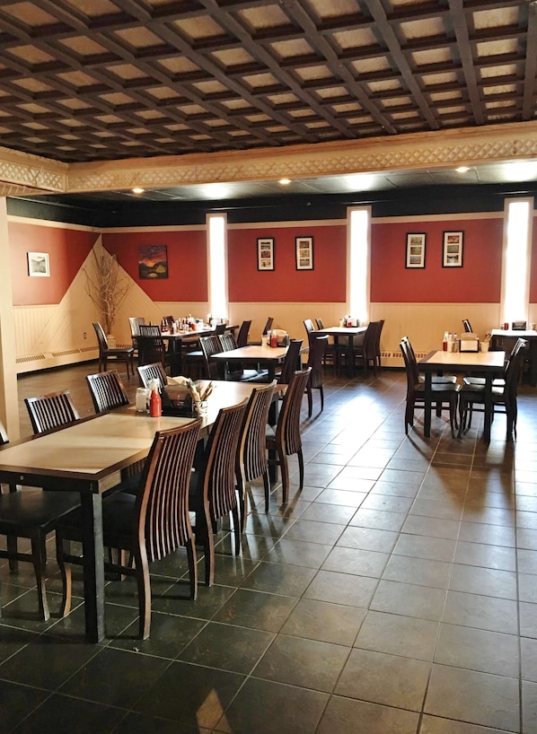 Restaurant - Canadas Best Value Inn River View Hotel (Whitehorse)